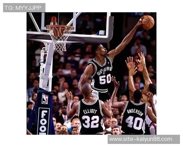 德克萨斯大学橄榄球队成员观战马刺星三代曼宁与文班合影互换球衣精彩瞬间 德克萨斯大学橄榄球队成员观战马刺星三代曼宁与文班合影互换球衣精彩瞬间